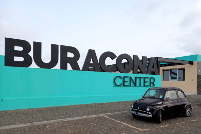 Buracona Center: screws, furniture, and expectations properly adjusted