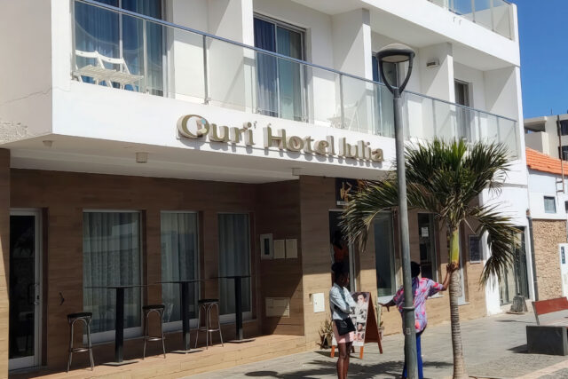 Ouril Hotel Julia: sleeping in the centre, living with the chaos