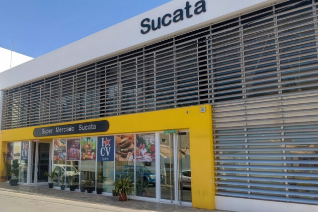 Supermercado Sucata: Big for the island, confusing for visitors