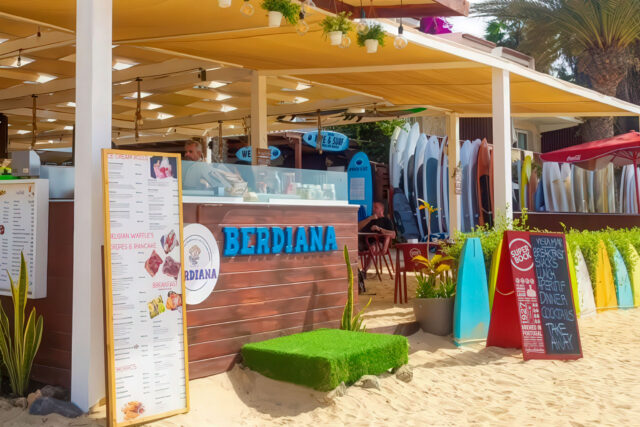 Berdiana Ice Cream Rolls: live-made ice cream, patience required