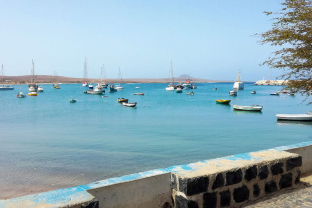 Pontão de Palmeira: freshly sliced fish, a serious harbour, and a town that doesn’t pose